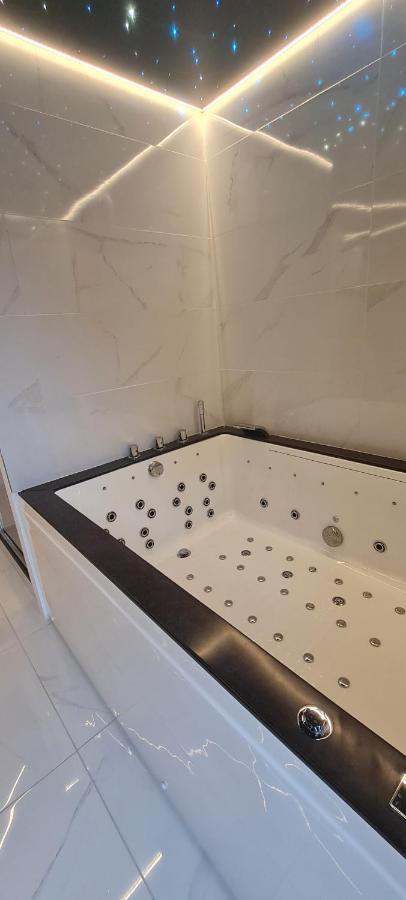 Le Sainte Jeanne Hotel Cormeilles-en-Vexin Bagian luar foto