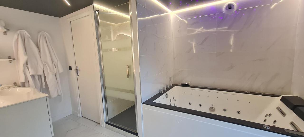 Le Sainte Jeanne Hotel Cormeilles-en-Vexin Bagian luar foto